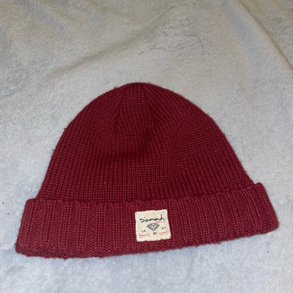 Diamond burgundy ribbed beanie